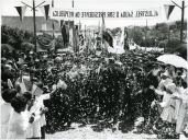 Fotografia de Américo Tomás, acompanhado por Eduardo de Arantes e Oliveira, presidindo à inauguração do início das obras da barragem do Roxo