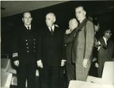 Fotografia de Américo Tomás acompanhado por várias individualidades civis e da Marinha visitando a Embaixada de França em Portugal, seguida de um passeio no paquete "France"