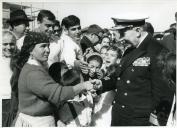 Fotografia de Américo Tomás em Pedrogão Grande saudando a população, por ocasião da visita efetuada ao distrito de Leiria, de 24 a 26 de outubro de 1964