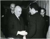 Fotografia de Américo Tomás nas cerimónias de construção do Estaleiro Naval de Lisboa