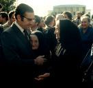 Fotografia de Ramalho Eanes com mulheres da Nazaré