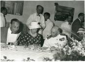 Fotografia de Américo Tomás, Gertrudes da Costa Ribeiro Tomás e João Branco Núncio, por ocasião das Festas do Colete Encarnado, em Vila Franca de Xira.