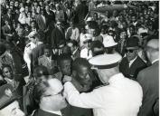 Fotografia de Américo Tomás, acompanhado por António Augusto Peixoto Correia, no distrito de Gaza, condecorando um militar, por ocasião da visita de estado efetuada a Moçambique