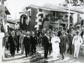 Fotografia de Américo Tomás, acompanhado por Alfredo Rodrigues dos Santos Júnior e por Eduardo de Arantes e Oliveira, em Vila Verdinho saudando a população, por ocasião da visita efetuada ao distrito de Bragança