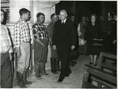 Fotografia de Américo Tomás, acompanhado por Gertrudes Rodrigues Tomás, na Igreja do Caramulo do Bom Sucesso, por ocasião da missa celebrada por alma  de Dom Manuel Trindade Salgueiro