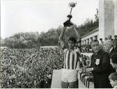 Fotografia de Américo Tomás no Estádio Nacional do Jamor, por ocasião da final da Taça de Portugal 