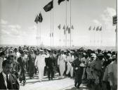 Fotografia de Américo Tomás, acompanhado por António Augusto Peixoto Correia, saudando a população por ocasião da visita de estado efetuada a Moçambique