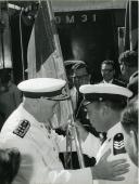 Fotografia de Américo Tomás recebendo a bandeira de Magude, por ocasião da visita de estado efetuada a Moçambique