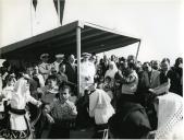 Fotografia de Américo Tomás saudando a população na cidade de Chimoio, durante a visita de estado efetuada a Moçambique