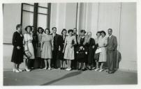 Fotografia de Maria Natália e Maria Madalena, filhas de Américo Tomás, com familiares e amigos, por ocasião da sua visita ao norte de Portugal