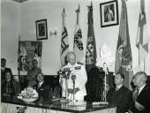 Fotografia de Américo Tomás, acompanhado por José Augusto da Costa Almeida, discursando por ocasião da visita de estado efetuada a Moçambique