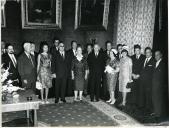 Fotografia de Américo Tomás, acompanhado por Gertrudes Rodrigues Tomás, durante um almoço com várias entidades ligadas à visita de estado a Moçambique, no Palácio de Belém