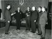 Fotografia de Américo Tomás, acompanhado por César Moreira Batista, no Palácio Nacional de Belém, recebendo em audiência um grupo de portugueses residentes do Congo