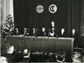 Fotografia de Américo Tomás, acompanhado por José João Gonçalves de Proença, presidindo à sessão solene inaugural do VI Congresso do Comité Internacional para a Defesa da Civilização Cristã