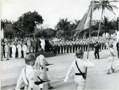 Fotografia de Américo Tomás acompanhado por António Augusto Peixoto Correia na cidade da Beira, durante a visita de estado efetuada a Moçambique