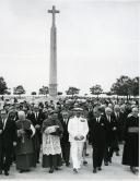 Fotografia de Américo Tomás, acompanhado por Eduardo de Arantes e Oliveira e por Francisco Maria da Silva, por ocasião da visita efetuada ao Museu de Etnologia do Porto