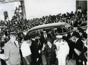 Fotografia de Américo Tomás, acompanhado por Gertrudes Rodrigues Tomás, por ocasião da visita oficial efetuada ao Algarve, de 10 a 14 de julho de 1965