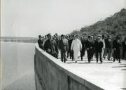 Fotografia de Américo Tomás, acompanhado por António Augusto Peixoto Correia, visitando uma barragem em Vila Pery, atualmente designada Chimoio, por ocasião da visita de estado efetuada a Moçambique