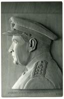 Fotografia dum baixo-relevo em madeira, representando a figura do Almirante Américo Tomás