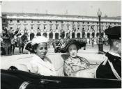 Fotografia de Gertrudes da Costa Ribeiro Tomás e Aida Desta, por ocasião da sua visita de Estado a Portugal, na Praça do Comércio, em Lisboa.