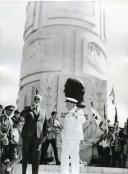 Fotografia de Américo Tomás, acompanhado por Alfredo Rodrigues dos Santos Júnior, em Loulé, depositando uma coroa de flores no monumento de homenagem ao Engenheiro Duarte Pacheco, por ocasião da visita oficial efetuada ao Algarve