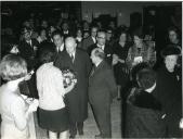 Fotografia de Américo Tomás, acompanhado por Gertrudes Rodrigues Tomás e pela filha Maria Natália, na Feira das Indústrias, presidindo à inauguração do VII Salão de Artes Domésticas