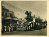 Anexo ao álbum da Viagem Presidencial à África em 1939 - cortejo alegórico - festival nocturno - iluminações em Lourenço Marques