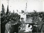 Fotografia de Américo Tomás no interior de um automóvel descapotável sendo saudado pela população no regresso da visita de estado a Moçambique, São Tomé e Príncipe e com passagem em Angola, no Terreiro do Paço, em Lisboa