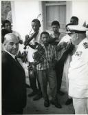 Fotografia de Américo Tomás, acompanhado por António Augusto Peixoto Correia, assistindo a uma atuação de músicos na Ilha do Príncipe, por ocasião da visita oficial efetuada a São Tomé e Príncipe