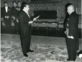 Fotografia de Américo Tomás no Palácio Nacional de Belém, presidindo à cerimónia de entrega de credenciais pelo embaixador do Brasil em Portugal