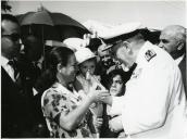 Fotografia de Américo Tomás, acompanhado por Alfredo Rodrigues dos Santos Júnior, em Alcoutim, por ocasião da visita oficial efetuada ao Algarve
