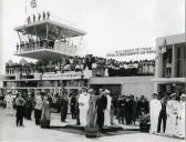 Fotografia de Américo Tomás, acompanhado por José Augusto da Costa Almeida e por António Augusto Peixoto Correia, em Mocímboa da Praia, por ocasião da visita de estado efetuada a Moçambique