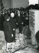 Fotografia de Américo Tomás, acompanhado por José João Gonçalves de Proença, em Cascais, por ocasião da inauguração do Bairro Económico do Rosário