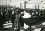 Fotografia de Américo Tomás na cerimónia da missa e bênção dos navios bacalhoeiros, presidida pelo Presidente da República Óscar Carmona, na Praça Afonso de Albuquerque, em Lisboa