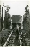 Fotografia do lançamento à água dum navio da marinha mercante portuguesa nos Estaleiros Navais de Lisboa, da CUF