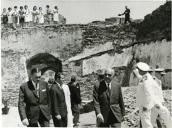 Fotografia de Américo Tomás, acompanhado por Rodrigues dos Santos Júnior, por ocasião da visita oficial realizada ao Algarve, de 11 e 14 a julho de 1965