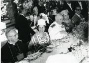 Fotografia de Américo Tomás durante um almoço