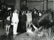 Fotografia de Américo Tomás acompanhado por António Augusto Peixoto Correia visitando o Museu Álvaro de Castro cidade de Maputo, por ocasião da visita de estado efetuada a Moçambique