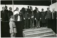Fotografia de Américo Tomás durante a cerimónia da missa e bênção dos navios bacalhoeiros, presidida por Óscar Carmona, realizada na Praça Afonso de Albuquerque, em Lisboa