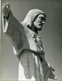 Fotografia da escultura do Cristo-Rei existente no Santuário Nacional de Cristo-Rei