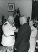 Fotografia de Américo Tomás condecorando Augusto Nunes E. Cajada, por ocasião da visita de estado efetuada a Moçambique