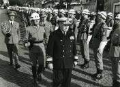 Fotografia do Presidente da República Américo Tomás visitando o Regimento de Lanceiros n.º 2 