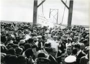 Fotografia de Américo Tomás, acompanhado por António Augusto Peixoto, inaugurando a ponte sobre o rio Limpopo em Xai-Xai, por ocasião da visita de estado efetuada a Moçambique