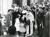 Fotografia de Américo Tomás, acompanhado por Alfredo Rodrigues dos Santos Júnior, cumprimentando duas crianças por ocasião da visita efetuada ao Museu de Etnologia do Porto