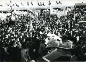 Fotografia de Américo Tomás no interior de um automóvel descapotável sendo saudado pela população no regresso da visita de estado a Moçambique, São Tomé e Príncipe e com passagem em Angola, no Terreiro do Paço, em Lisboa