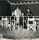 Fotografia de Gertrudes Rodrigues Tomás em Sacavém, presidindo à cerimónia de inauguração da segunda fase da construção de um bairro habitacional da Sociedade Anónima de Combustíveis e Óleos Refinados 