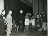 Fotografia de Américo Tomás na igreja de S. Domingos, assistindo a missa e Te-Deum dada pelo cardeal Manuel Gonçalves Cerejeira, por ocasião das comemorações do 1.º centenário da fundação da Cruz Vermelha Portuguesa