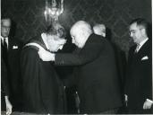 Fotografia de Américo Tomás condecorando D. Manuel de Mello com a Grã-Cruz da Ordem da Benemerência no Palácio de Belém