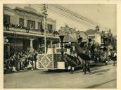 Anexo ao álbum da Viagem Presidencial à África em 1939 - cortejo alegórico - festival nocturno - iluminações em Lourenço Marques