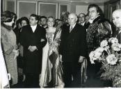 Fotografia de Américo Tomás, acompanhado por José João Gonçalves de Proença e pelo elenco da ópera Otello, no Coliseu dos Recreios